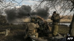 বাখমুতে ইউক্রেনের সেনাবাহিনীর সদস্যরা রুশ অবস্থানের উদ্দেশে ১০৫ মিলিমিটার হাওইটজার অস্ত্রের মাধ্যমে গুলিবর্ষণ করছে (৪ মার্চ, ২০২৩) 