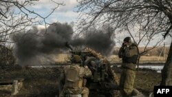 ទាហាន​អ៊ុយក្រែន​បាញ់​កាំភ្លើង​ផ្លោង​ប្រភេទ howitzer ទៅ​កាន់​ទីតាំង​រុស្ស៊ី​នៅ​ជិត​ក្រុង​ Bakhmut ដែល​ជា​ទី​តាំង​នៃ​សមរភូមិ​​ក្តៅ​គគុក​នៅ​តំបន់ Donetsk ប្រទេស​អ៊ុយក្រែន កាល​ពី​ថ្ងៃទី​៧ ខែ​មីនា ឆ្នាំ​២០២៣។