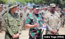 Panglima TNI Yudo Margono bersama dengan General I Corps US Army Lt. Gen. Xavier T. Brunson melakukan pemeriksaan pasukan dalam pembukaan Super Garuda Shield 2023 pada Rabu (31/8) di Baluran, Jawa Timur. (Foto: VOA/Indra Yoga)