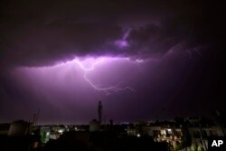 جنوبی ایشیا کے کئی حصوں میں آسمانی بجلی گرنے کے اکثر واقعات ہوتے ہیں جن میں انسانی جانوں اور املاک کا بھی نقصان ہوتا ہے۔ اس تصویر میں بھارت کے زیر انتظام جموں میں آسمان پر بجلی کو چمکتے ہوئے دیکھا جا سکتا ہے۔ 20 اپریل 2023