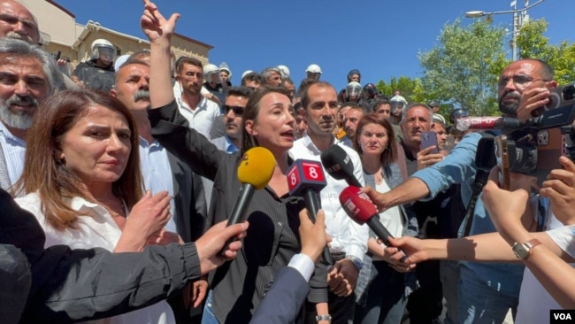 DEM Parti Eş Genel Başkanı Hatimoğulları kayyum politikalarına son verilmesi Erdoğan’a çağrı yaptı.