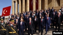 Presiden Turki Recep Tayyip Erdogan (tengah) hadiri peringatan ulatan tahun Turki yang digelar mausoleum pendiri Turki modern, Mustafa Kemal Ataturk, di Ankara, pada 29 Oktober 2023. (Foto: Reuters/Cagla Gurdogan)