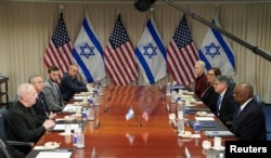 รัฐมนตรีว่าการกระทรวงกลาโหมสหรัฐฯ ลอยด์ ออสติน จัดประชุมกับรัฐมนตรีกลาโหมอิสราเอล โยอาฟ กัลแลนต์ ในวันอังคาร ที่กระทรวงกลาโหมสหรัฐฯ กรุงวอชิงตัน วันที่ 26 มีนาคม 2024