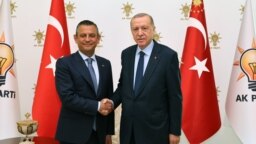 Cumhurbaşkanı ve AK Parti Genel Başkanı Erdoğan ile CHP Lideri Özel’in 1 saat 35 dakikalık görüşmesinde, yeni anayasa hazırlığı, yerel yönetimler, ekonomik sorunlar ve Gezi tutuklularıyla uygulanmayan AYM ile AİHM kararları başlıkları konuşuldu.