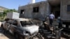 مرد فلسطینی در حال بازدید از خانه‌اش در روستایی در کرانۀ غربی که پس از یورش شهرک نشینان یهودی بخشی از این روستا به آتش کشیده شد