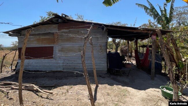 La casa de María Luisa Cruz se halla en la comunidad "El buen amanecer", a aproximadamente medio kilómetro de la megacarcel de El Salvador. Fotografía [Karla Arévalo / VOA]