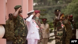 Mkuu wa Majeshi wa Ghana, Makamu Admirali Seth Amoama akimkaribisha Mkuu wa Majeshi wa Ivory Coast Lassina Doumbia huko Accra Agosti 17 , 2023. Picha na GERARD NARTEY / AFP. 