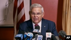 Senator AS Bob Menendez berbicara dalam konferensi pers di Union City, New Jersey, pada 25 September 2023. (Foto: AP/Andres Kudacki)