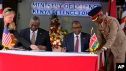 Secretario de Defensa de EEUU, Lloyd Austin (izq) y su homólogo de Kenia, Aden Duale (der), firman un acuerdo de cooperación de defensa en Nairobi, Kenia, el 25 de septiembre de 2023. 