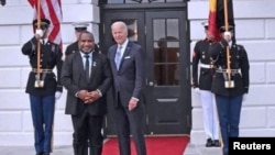 2022年9月29日巴布亚新几内亚总理马拉佩和美国总统拜登在华盛顿美国-太平洋岛国峰会上会面