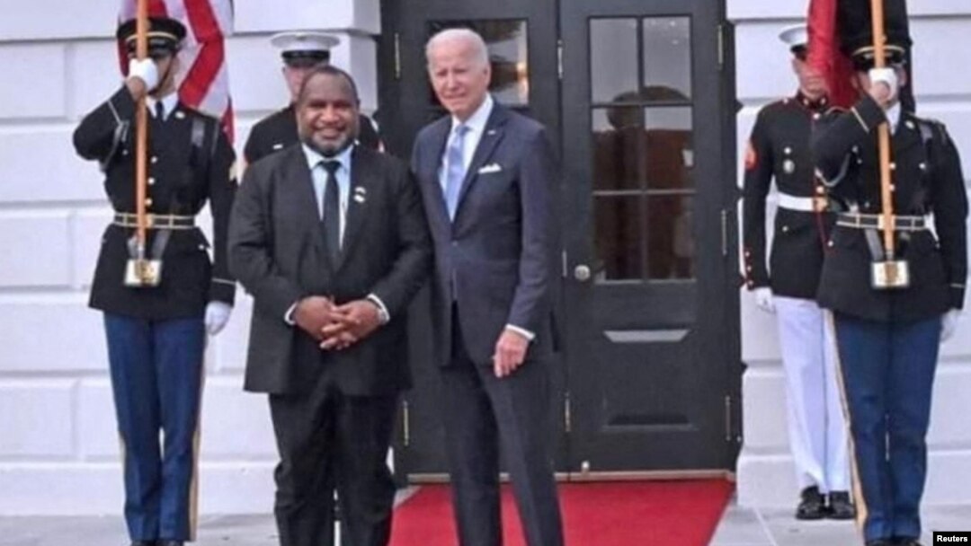 Thủ tướng Papua New Guinea James Marape (trái) và Tổng thống Hoa Kỳ Joe Biden gặp nhau tại Hội nghị thượng đỉnh các quốc đảo Thái Bình Dương - Hoa Kỳ ở Washington, vào ngày 29 tháng 9 năm 2022.