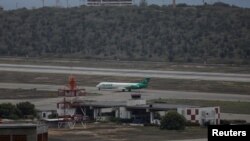 Foto de archivo. Una aeronave de Láser Airlines en el Aeropuerto Simón Bolívar, en Caracas. REUTERS/Marco Bello