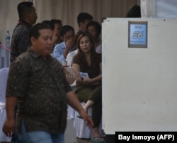 Warga etnis Tionghoa memberikan suara mereka di TPS pada putaran final Pilkada Jakarta pada 19 April 2017. (Foto: AFP/Bay Ismoyo)