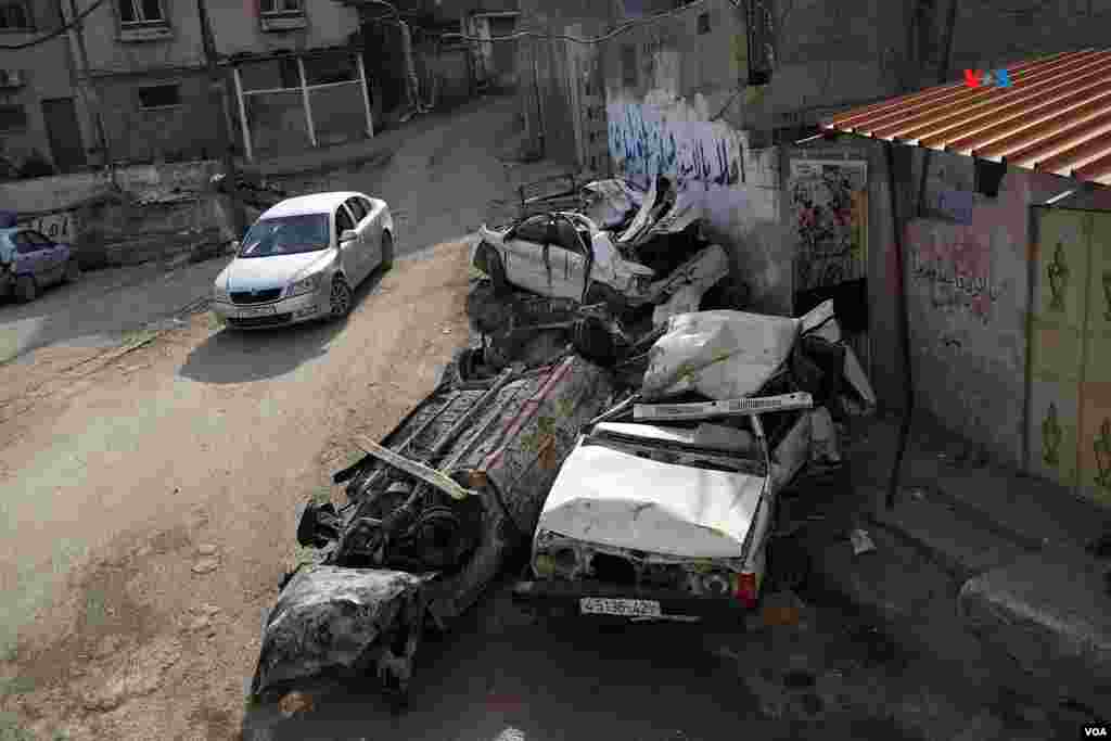 Varios coches calcinados permanecen en una de las calles de Nur Shams, en Tulkarem, Cisjordania. Fueron destruidos por una incursión de colonos israelíes.