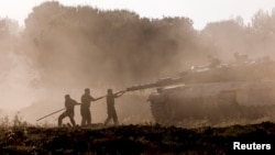 Soldados israelíes limpian el cañón de un tanque después de regresar de la Franja de Gaza. En Israel, el 5 de junio de 2024.