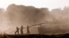 2024年6月5日，以色列士兵从加沙地带返回后清理坦克炮管，目前以色列和哈马斯在以色列-加沙边境附近持续发生冲突。(路透社照片)