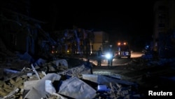救援人员在乌克兰顿涅茨克州波克罗夫斯克一栋被俄罗斯导弹袭击摧毁的建筑进行搜救工作。(2023年8月8日)