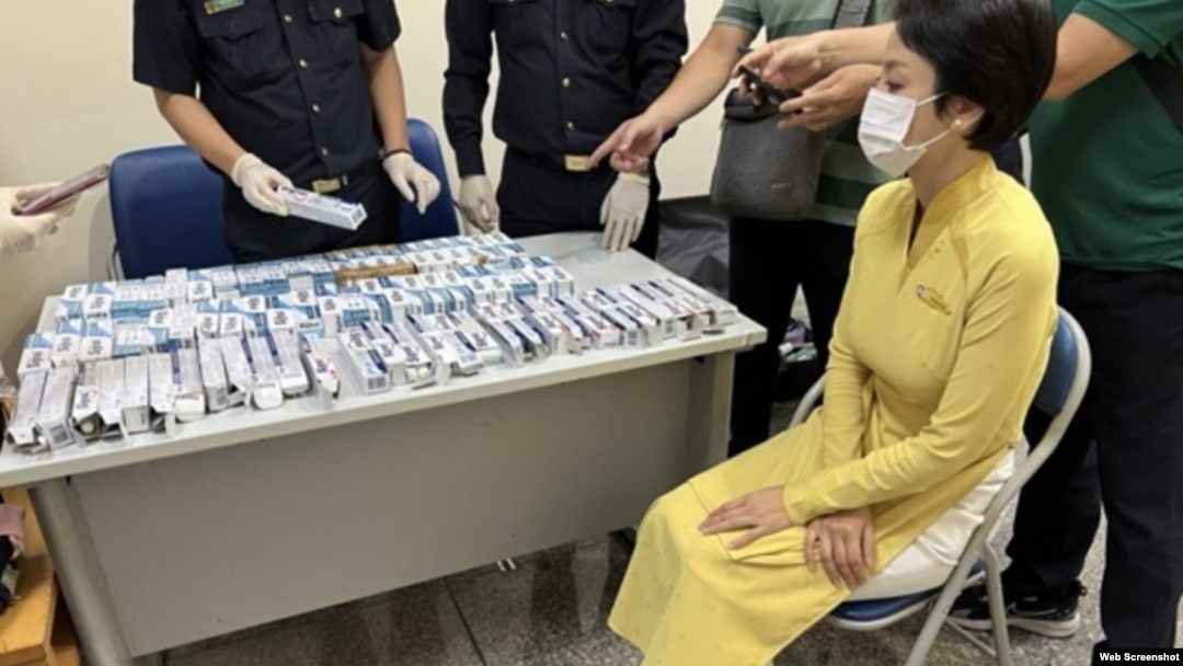 Một trong số các tiếp viên của Vietnam Airlines bị bắt cùng với tang vật ma túy trong các tuýp kem đánh răng vào ngày 16/3/2023.