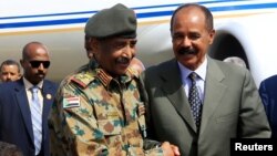 Rais wa Eritrea Isaias Afwerki alipomkaribishwa na Jenerali Abdel Fattah Al-Abdelrahman Burhan alipowasili Khartoum, Sudan Septemba 14, 2019. Picha na REUTERS/Mohamed Nureldin Abdallah