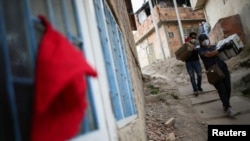 ARCHIVO - Un trapo rojo cuelga de una ventana como señal de socorro para recibir ayuda y subsidios del gobierno, en medio del brote de la enfermedad coronavirus en Bogotá, Colombia, en abril de 2020.