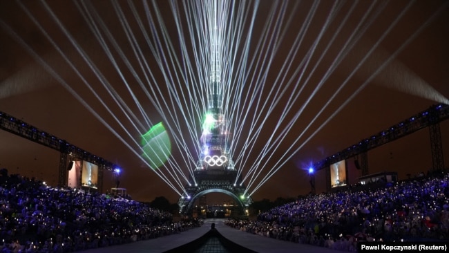 Tháp Eiffel bừng sáng trong lễ khai mạc Thế vận hội Paris 2024, ở Paris, Pháp, ngày 26 tháng 7 năm 2024