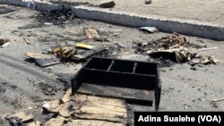 Objetos queimados na estrada, como resultado dos confrontos entre manifestantes e polícia em Nampula, após anúncio dos resultados eleitorais de 11 de outubro
