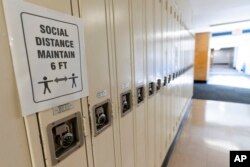 Arhiv: Obavještenje o držanju distance na ormariću u školi u Baldwinu, New York - august 2020. (FOTO: AP Photo/Mark Lennihan)
