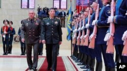 Кинескиот министер за одбрана рече дека вооружените сили на Кина и Русија ќе ги спроведат договорите постигнати од шефовите на државите и оти ќе ја прошират воената соработка, воено-техничките врски и трговијата со оружје