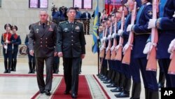 俄罗斯国防部长绍伊古与中国国防部长李尚福出席在莫斯科的一场仪式（2023年4月18日）