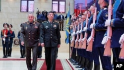 Ruski ministar odbrane Sergej Šojgu, lijevo, i kineski ministar odbrane general Li Šangfu prisustvuju ceremoniji u Moskvi, 18. aprila 2023.
