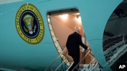 US President Joe Biden boards Air Force One at Dobbins Air Reserve Base, June 28, 2024, in Marietta, Ga., after participating in a presidential debate in Atlanta.