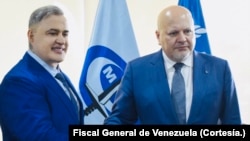 El fiscal general venezolano Tarek William Saab se reúne con el fiscal jefe de la Corte Penal Internacional, Karim Khan, en Caracas, en junio de 2023.