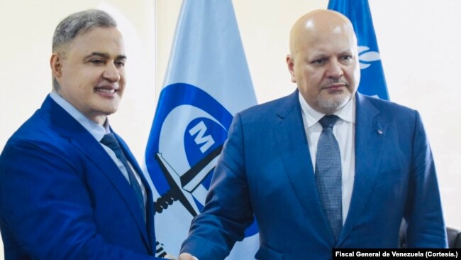 El fiscal general venezolano Tarek William Saab se reúne con el fiscal jefe de la Corte Penal Internacional, Karim Khan, en Caracas, en junio de 2023.