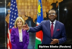 Le président namibien Hage Geingob accueille la première dame américaine Jill Biden au State House (palais présidentiel) dans la capitale Windhoek, en Namibie, le 22 février 2023.