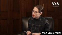 Журналістка української служби Голосу Америки Катерина Лісунова під час інтерв'ю з конгресменом-республіканцем Майком Лоулером.