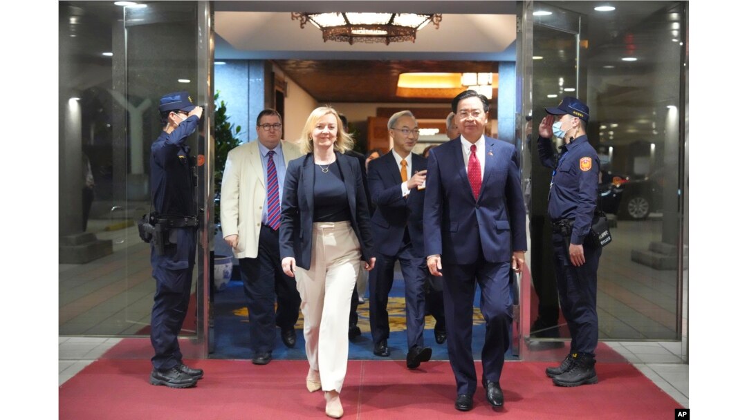 在台灣外交部發布的照片中,英國前首相卓慧思2023年5月16日抵達台灣桃園機場時,與台灣外交部長吳釗燮一起行走。 (美聯社照片)
