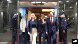 在台灣外交部發佈的照片中，英國前首相卓慧思2023年5月16日抵達台灣桃園機場時，與台灣外交部長吳釗燮一起行走。（美聯社照片）
