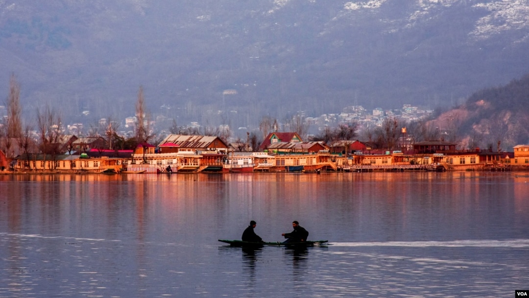 Kashmiri boatmen row their shikara (wooden boats) alongside the famous houseboats in the state’s most popular tourist spot: Dal Lake, Srinagar. (Muzamil Mattoo/VOA)
