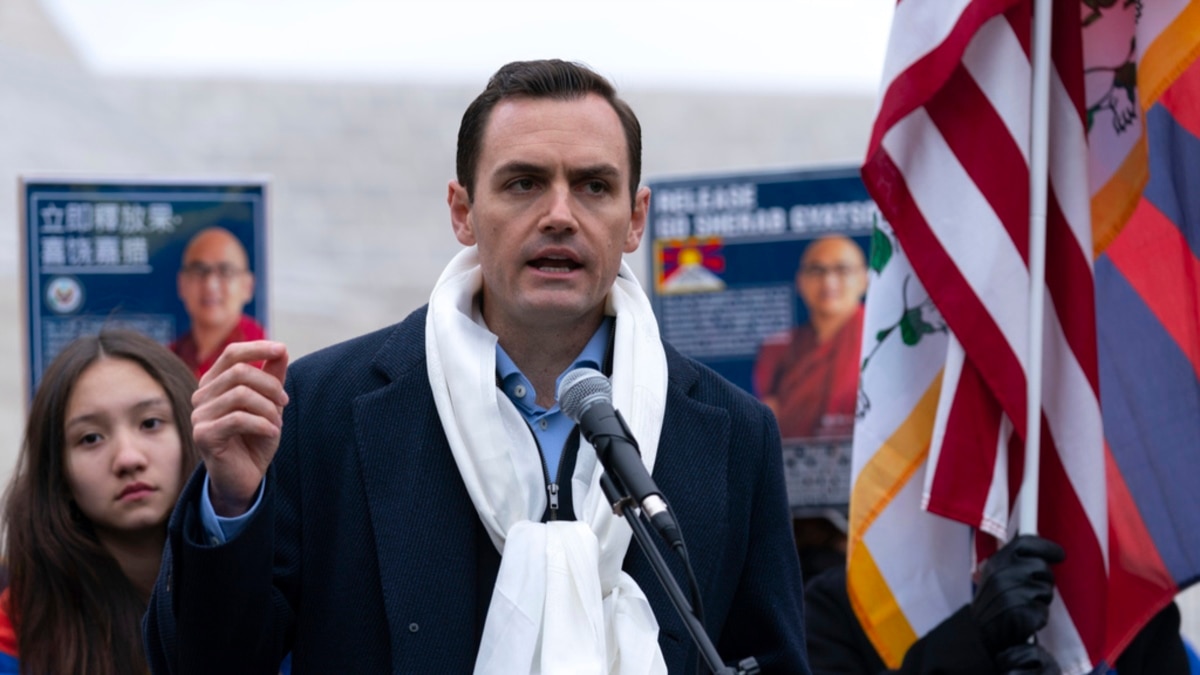 美众院中国特设委员会主席在中国大使馆前抨击中国的人权状况