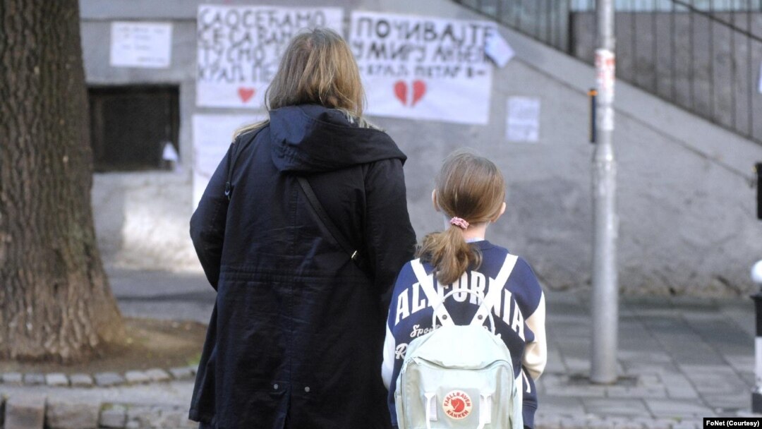 Povratak dece u OŠ "Vladislav Ribnikar" sedam dana posle masovnog ubistva