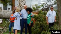 El Presidente de EEUU, Joe Biden, y la primera dama, Jill Biden, hablan con una mujer durante su gira por la zona de destrucción del huracán Idalia, en Live Oak, Florida, el 2 de septiembre de 2023. REUTERS/Evelyn Hockstein