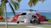 Un helicóptero de la Guardia Costera de los Estados Unidos realiza operaciones de asistencia al arribar al al Hospital Naval de Estados Unidos en la Bahía de Guantánamo, Cuba, el 13 de enero de 2010.