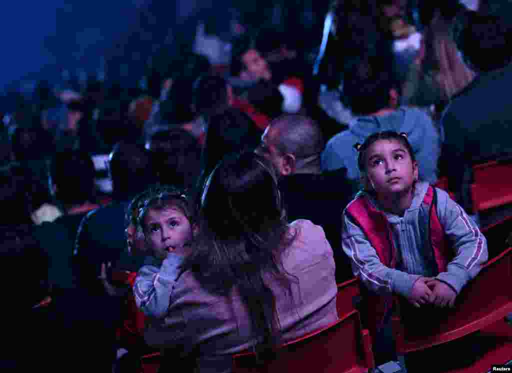 Espectadores disfrutan de la ceremonia de inauguración de los Juegos Panamericanos que&nbsp;comenzó con un solo de tambor interpretado por una mujer con un vestido rojo brillante y terminaron con un concierto de rock y fuegos artificiales.