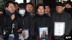 Kerabat korban kerja paksa Jepang pada masa perang di Korea Selatan di Mahkamah Agung Korea Selatan di Seoul, 21 Desember 2023. (Yonhap/ AFP)