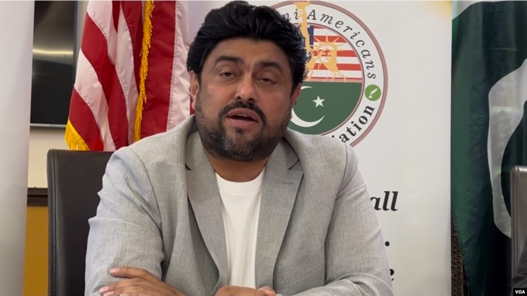 گورنر سندھ، کامران ٹسوری ورجینیا کے شہر الیگزینڈریا میں پاکستان سے متعلق مباحثے میں خطاب کرتے ہوئے۔
