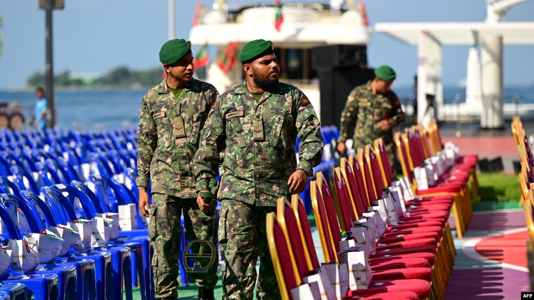 Tentara AD Maladewa menggunakan detektor logam untuk mengamankan area menjelang pelantikan presiden terpilih Maladewa Mohamed Muizzu yang bersumpah akan mengusir pasukan India dari negaranya. (Foto: AFP)