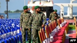 资料照：马尔代夫总统穆罕默德·穆伊祖 (Mohamed Muizzu) 在马累举行就职典礼前，马尔代夫军队士兵使用金属探测器保证会场安全。 (2023年11月17日)