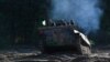 Vojnici prve ukrajinske predsjedničke brigade "Burevij" voze se oklopnim transporterom (APC) u Černjigovskoj oblasti 13. oktobra 2023.
