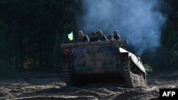 Vojnici prve ukrajinske predsjedničke brigade "Burevij" voze se oklopnim transporterom (APC) u Černjigovskoj oblasti 13. oktobra 2023.