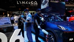 FILE - Stan pameran Lynk & Co, merek mobil perusahaan China-Swedia di pameran Auto China 2020 di Beijing, 27 September 2020. (AP/Andy Wong, File)